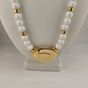 Vintage Napiers White Bead Gold Tone Oval Pendant Necklace